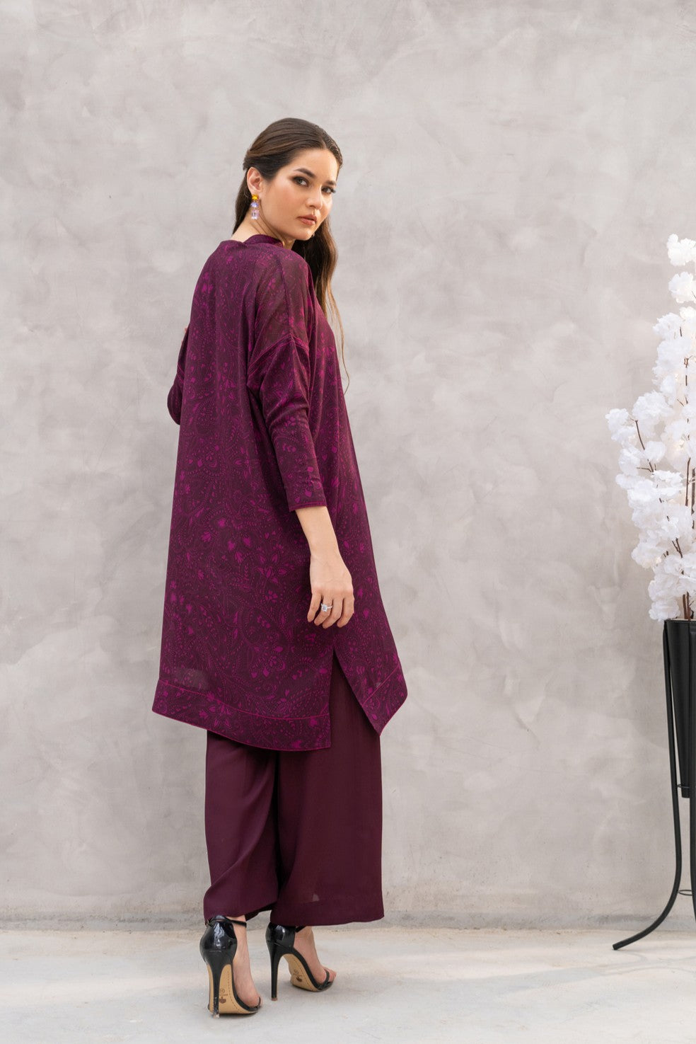 Model wear and showing backside of Chiffon Relaxed Straight Full Sleeves Ruby Charm Set